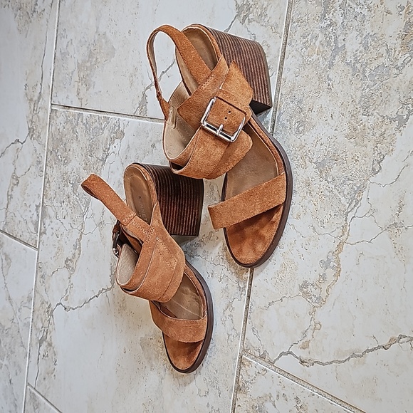 Kenneth Cole ladies cognac suede heels in 7.5. Very good condition - Picture 2 of 9